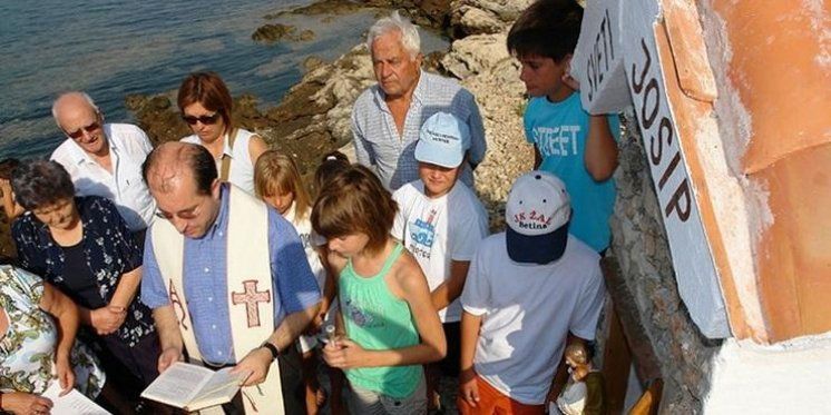 "Samozatajan don Ivan Katić s Murtera božjom snagom i milošću liječi bolesne"