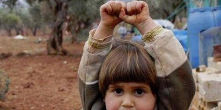 Otkrivena pozadina priče o fotografiji djevojčice 'koja se predala'