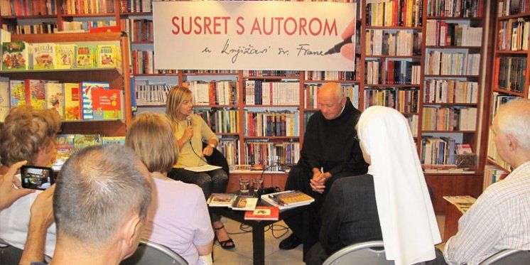 "Susret s autorom" fra Nikolom Matom Roščićem na obali na koju je 1212. godine u Splitu pristao sv. Franjo 