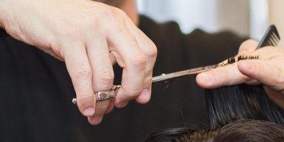 "Frizer stilist provodi Nedjelje brinući za kosu beskućnika"