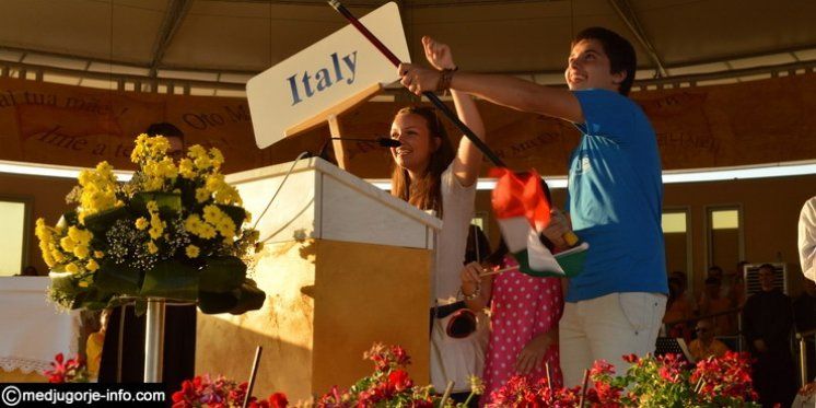Alcune ragazze italiane riguardo al Festival dei Giovani di Medjugorje