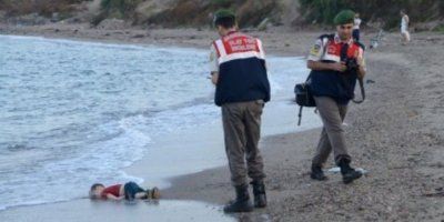 Aylan Kurdi,tre anni -&egrave; questo il nome del bambino morto annegato nel tentativo di raggiungere l&rsquo;Europa