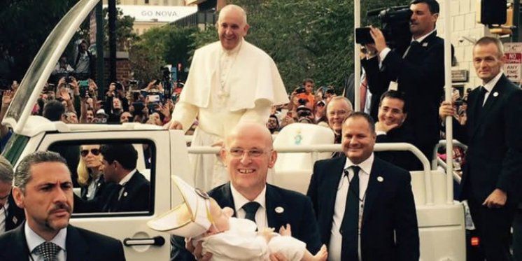 Papa prasnuo u smijeh kada je vidio da ga iz gomile promatra njegov 'Mini-Me'