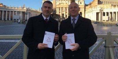 U Vatikanu predstavljena knjiga "Božje je ime Milosrđe" na 21 jeziku, a među njima i hrvatsko izdanje u nakladi Verbuma