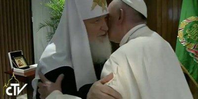 Zagrljaj Franje i Kirilla: 'Jedinstvo se gradi na putu'