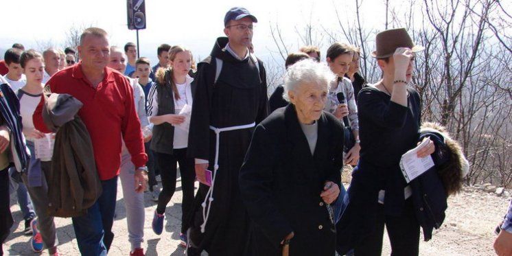 Devedesetogodišnja starica na putu križa Ljubotići &ndash; Crne Lokve