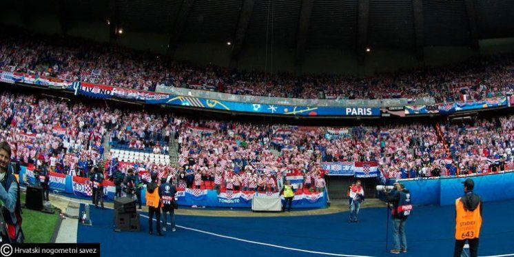 Iz grla tisuća hrvatskih navijača na Parku prinčeva orila se Thompsonova &lsquo;Lijepa li si&rsquo;