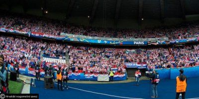 Iz grla tisuća hrvatskih navijača na Parku prinčeva orila se Thompsonova &lsquo;Lijepa li si&rsquo;