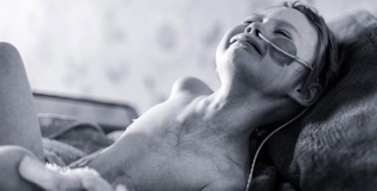 &lsquo;MOJU PRINCEZU VIŠE NIŠTA NE BOLI&rsquo;: Preminula djevojčica čija je fotografija duboko potresla cijeli svijet