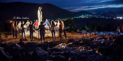 Gospina grupa mladih te poziva: "Pridružite nam se svaku večer u molitvi"