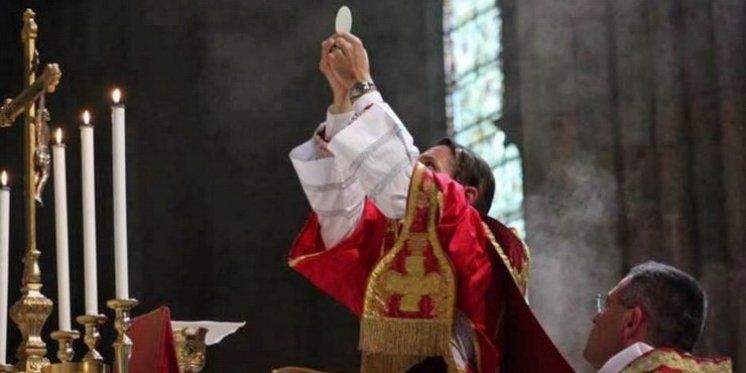 'Ja za oltarom, a zovu me na modnu pistu...': Makarani obožavaju svog svestranog i zgodnog svećenika