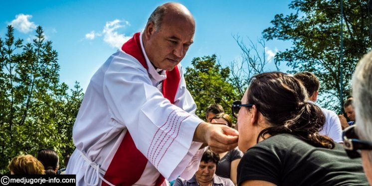 Pričest na koljenima