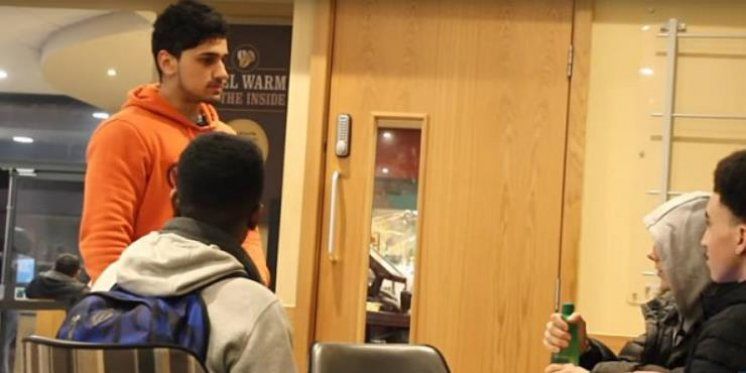 (VIDEO) 'GLADAN SAM' Molio je za hranu one koji imaju, a zatim beskućnika; ono što se dogodilo je predivno (i užasno)