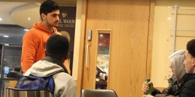 (VIDEO) 'GLADAN SAM' Molio je za hranu one koji imaju, a zatim beskućnika; ono što se dogodilo je predivno (i užasno)