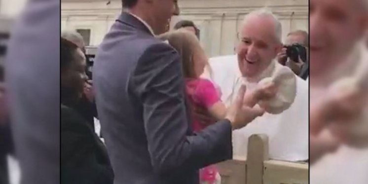 Djevojčica upoznala Papu, pa mu 'ukrala' kapu s glave