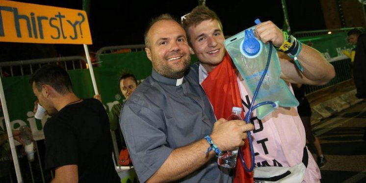 Svećenici na Ultri: pod geslom 'never thirst' dijelili vodu partijanerima