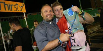 Svećenici na Ultri: pod geslom 'never thirst' dijelili vodu partijanerima