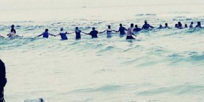 NEVJEROJATNA HRABROST I SLOGA SPASILA DEVET ŽIVOTA 'Obitelj se utapala, policija nije mogla ništa, a onda je 80 ljudi napravilo lanac od ruku!'