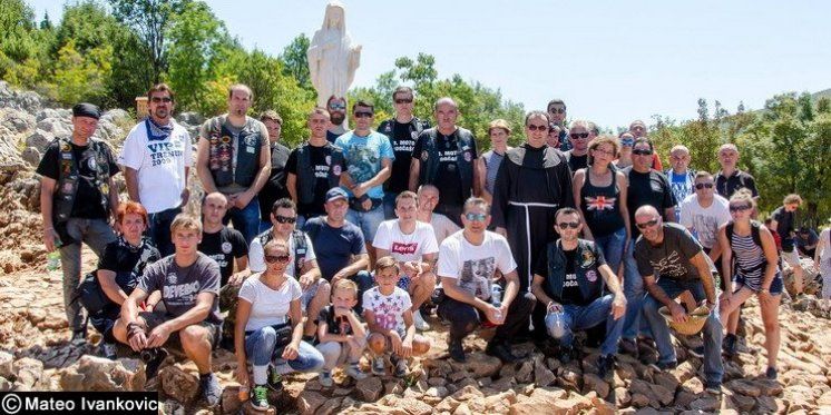 Sudionici motohodočašća Kraljici Mira "Međugorje 2017." danas na molitvi Krunice na Brdu ukazanja 