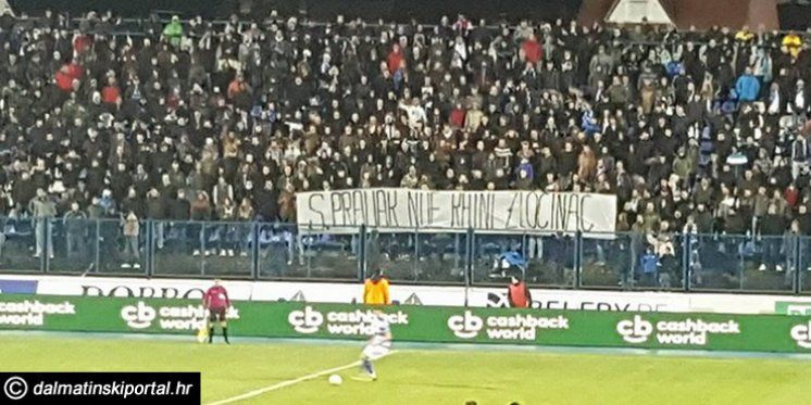 Torcida i Kohorta skupa pjevali 'Moju domovinu' u trenutku kada su podigli transparente u čast Jovića i Praljka