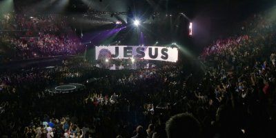POSLUŠAJTE IZVRSNU KRŠĆANSKU PJESMU GRUPE HILLSONG 'What a beautiful name' nagrađenu Grammyem