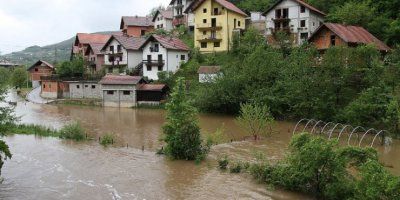 Neki superheroji ne nose plašt: Trogodišnji dječak pao u nabujalu rijeku, a maturant skočio za njim i spasio mu život