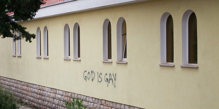 U ZADRU IŠARANA CRKVA: Na pročelju crkve osvanuo natpis &ldquo;God iz gay&rdquo;