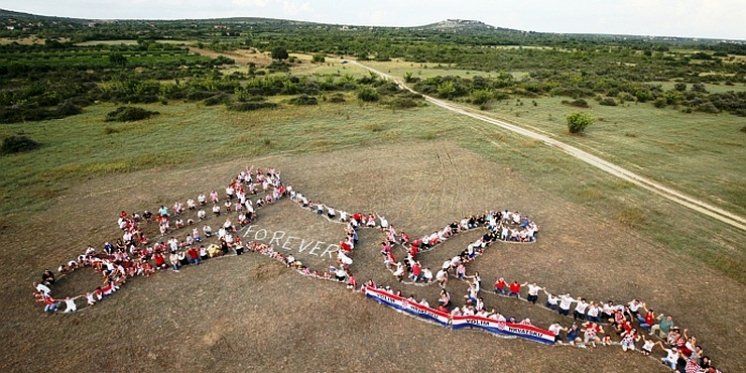 PODRŠKA SUBAŠIĆU IZ RODNOG KRAJA 300 navijača poziralo na milenijskoj fotografiji 'Danijel Subašić Forever'