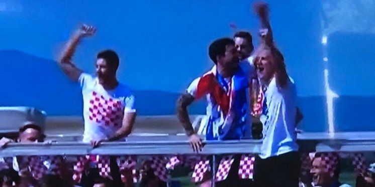 (UŽIVO) Vatreni sletjeli, dočekani uz pjesmu &lsquo;Moja domovina&rsquo; i krenuli prema Trgu