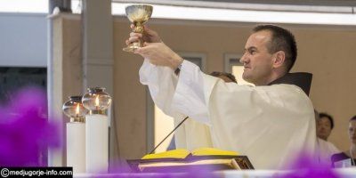 Ljetni raspored molitvenog programa u Međugorju &ndash; od 1. srpnja do 31. kolovoza svakodnevno misno slavlje na hrvatskom jeziku u 13 sati