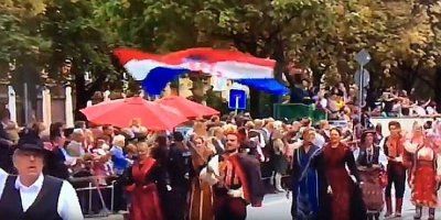 (VIDEO) PONOSNI U HRVATSKIM NOŠNJAMA Na Oktoberfestu se predstavili i Hrvati iz M&uuml;nchena