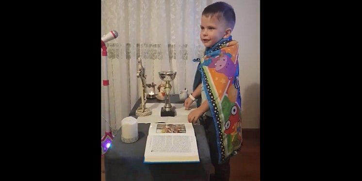 Pogledajte dirljivi VIDEO: Dijete "Don Pavle" oponaša svećenika i govori svetu misu