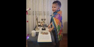 Pogledajte dirljivi VIDEO: Dijete "Don Pavle" oponaša svećenika i govori svetu misu