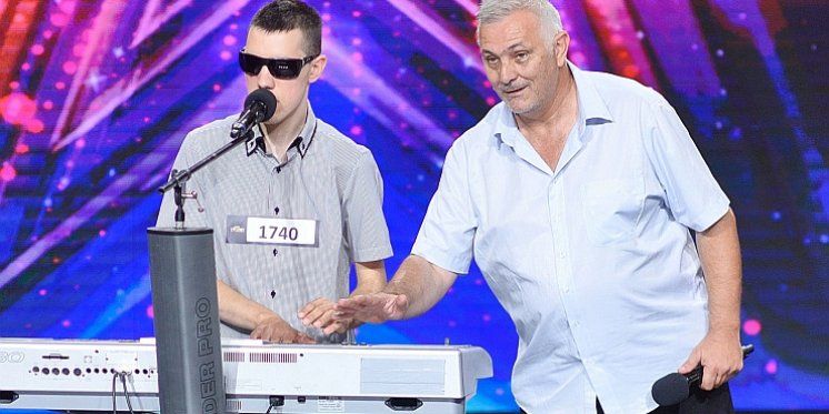 SUPERTALENT Slijepi mladić koji ima epilepsiju i autizam rasplakao publiku otpjevavši Oliverovu pjesmu ''Oprosti mi pape''