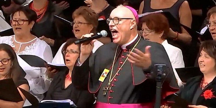 (VIDEO) BISKUP KOJI JE ODUŠEVIO U VUKOVARU Opet nas je zadivio, poslušajte kako pjeva 'Neka cijeli ovaj svijet'Šalje poruku mira.