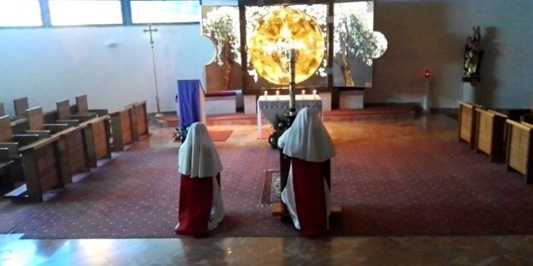 "Vječne klanjateljice" - u kapeli vječnog klanjanja danonoćno je izloženo Presveto