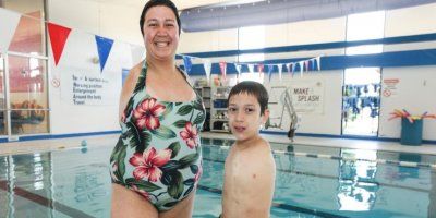 'Sin i ja nemamo ruke, ali sami jedemo, peremo zube i pišemo'