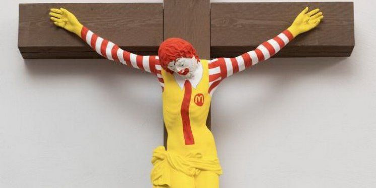 BLASFEMIJA NA IZLOŽBI U IZRAELU: Maskota lanca brze hrane McDonald's razapeta na križu