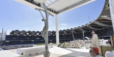 Papa Franjo pred 180 tisuća vjernika: Neka vaše zajednice budu oaze mira