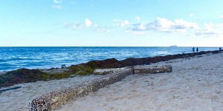 BOŽJI DAR IZ OCEANA: More izbacilo na plažu divovski drveni križ &ndash; različita su tumačenja tog čuda