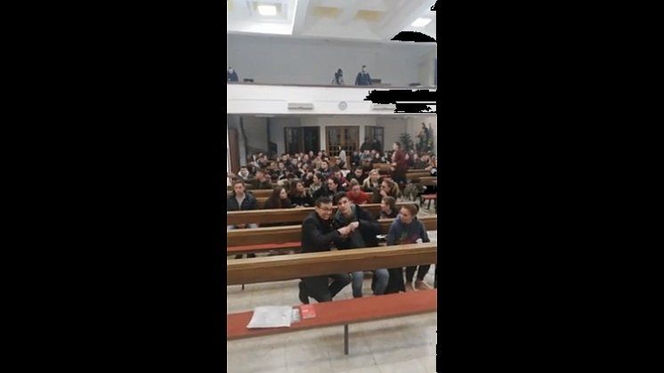 Crkvom se zaorila Torcidina pjesma, nije bilo onog koji nije uglas zapjevao, a snimka je postala instant hit 'ludilo' na vjeronauku