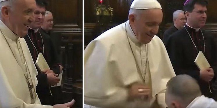 Papa objasnio zašto nije dao da mu se ljubi ruka: 'Stvar je higijene'