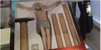 U europskim supermarketima prodaju igračku &rdquo;SAM RASPNI ISUSA&rdquo;