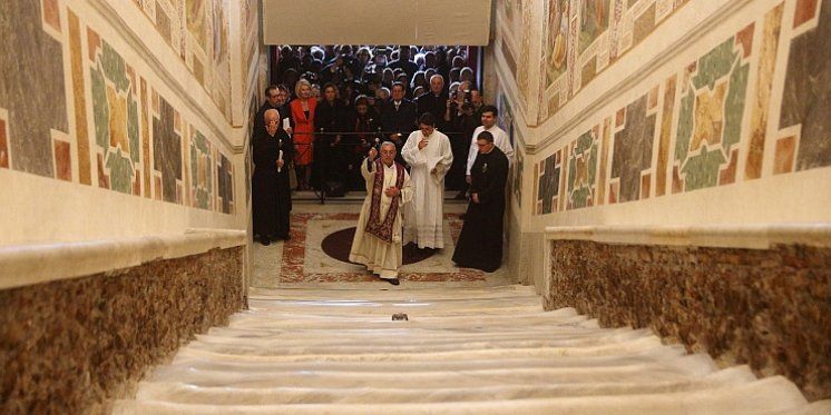  [VIDEO] PRVI PUT NAKON 300 GODINA! Otkrivene'Svete stube'. Vjernici koračaju stubama kojima se Isus uspinjao na dan svoje muke 