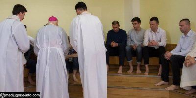 VELIKI ČETVRTAK U MEĐUGORJU: Mons. Henryk Hoser "oprao" noge dvanaestorici "apostola"