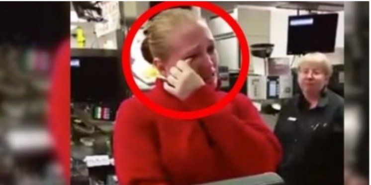 Samohrana majka je poslužila bogatu staricu u McDonaldsu, a kada joj je platila&hellip; Nije prestajala plakati!
