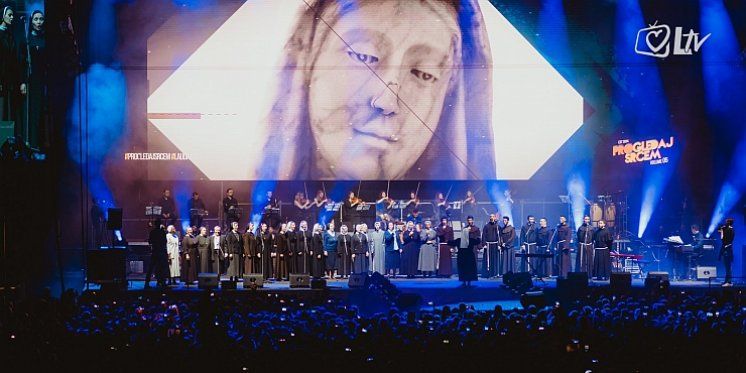 [VIDEO] Redovnički Band Aid &ndash; Došli smo ti Majko draga &ndash; Progledaj srcem, Arena 2019.