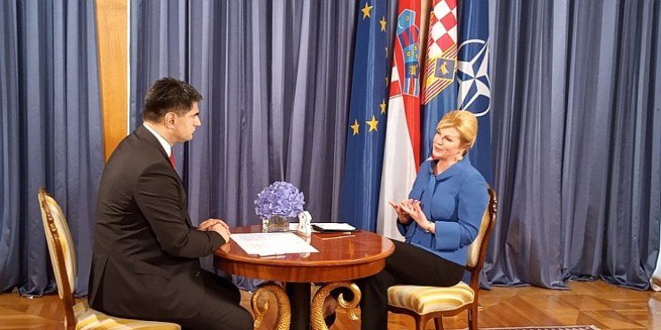 Predsjednica Grabar-Kitarović u intervju za HKR: "Molim se obavezno ujutro i navečer prije spavanja. Idem na mise, molim krunicu"