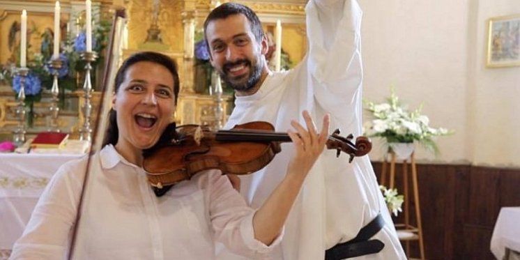 ODUŠEVILI! 'Gospina violinistica' i fra Ivan Dominik zapjevali međugorske pjesme