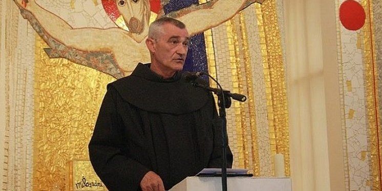 Što fratar drugo može napraviti u crkvi osim reći: 'Klekni i moli'?!